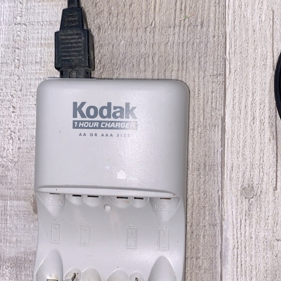 Kodak rechargeable battery charger 1 hour quick charge - Picture 3 of 4